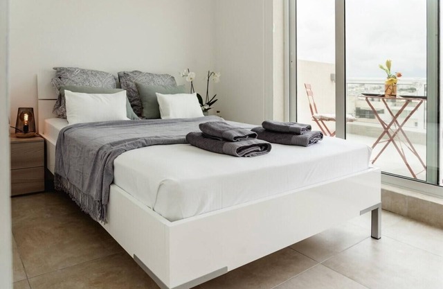 Stunning 1BDR Sliema Center Penthouse! Near POOL!