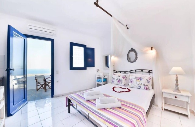 Stunning 1BR Suite next to the Ocean in Santorini