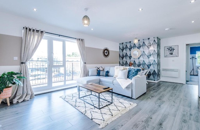Stunning 2 Bed Apt By Greenstay Serviced Accommodation - Perfect For SHORT & LONG STAYS - Couples, Families, Business Travellers & Contractors All Welcome - 7