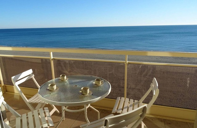 Stunning 2-Room with Air Conditioning - Sea Front