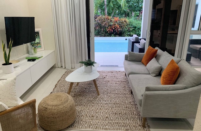 Stunning 3 bedroom townhouse, 5 minute walk to Dover Beach and The Gap.