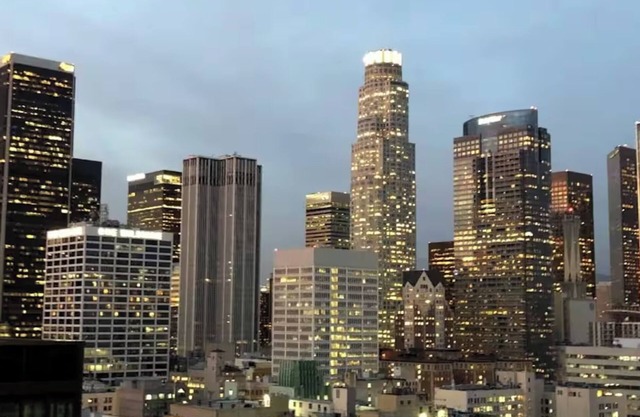 Stunning 3BR High-Rise Apt with Rooftop Pool, Spa & Rooftop City Skyline Views