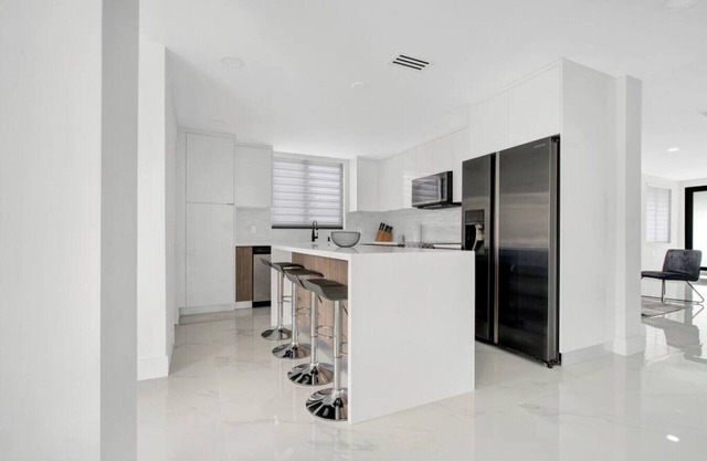 Stunning 4-BD Duplex+Parking+Close to Coral Gables