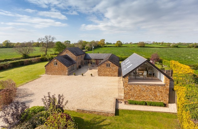 Stunning 5 bed edge of village Cotswold Barn, walk to pubs, idyllic village