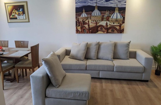 Stunning 5th floor condo w/scenic view near tran