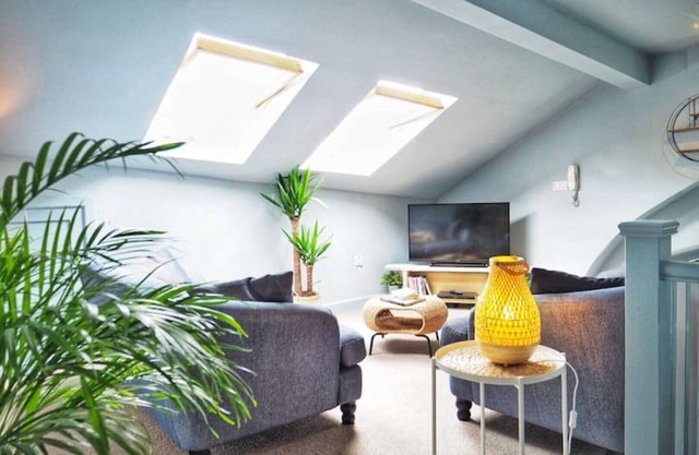 Stunning apartment + private garden. 5 mins walk to shops and bars.