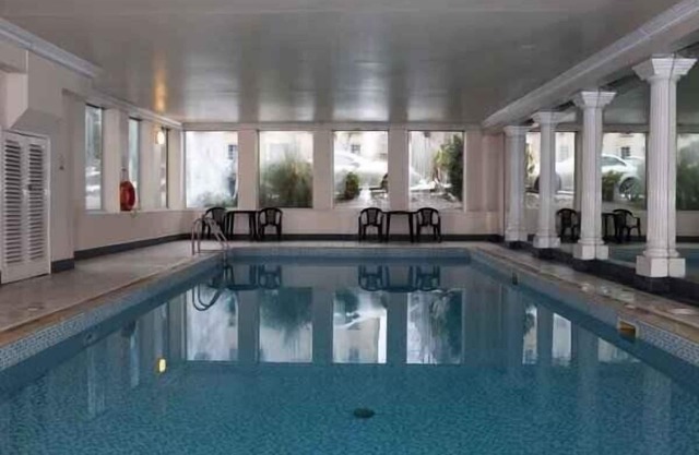 Stunning Apartment Close To Edinburgh City Centre, indoor pool and garden