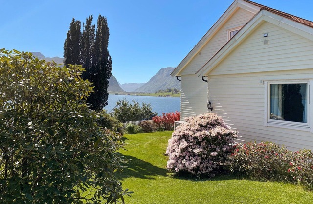 Stunning apartment in Selje with WiFi