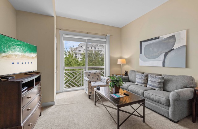 Stunning Bahia Studio Condo at Wharf! Beach Tram, Tropical Pool, and Hot Tub!