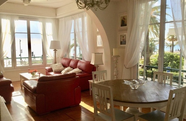 STUNNING BEACHFRONT APARTMENT ON PROMENADE, ENDLESS SEAVIEWS, SUPERB LOCATION