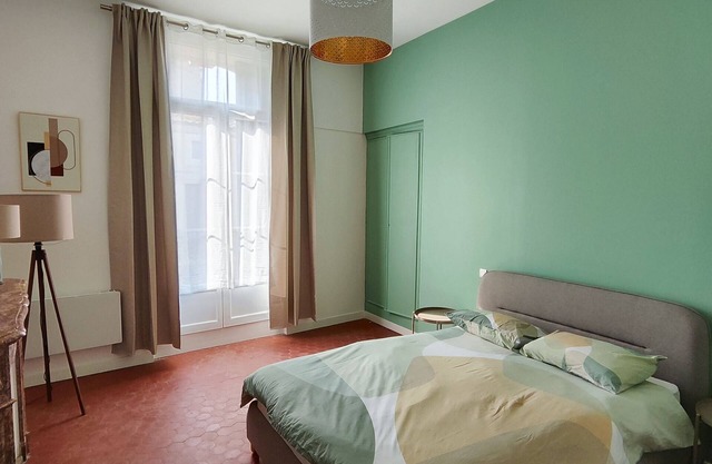 Stunning bright and modern 3-bedroom apartment is Béziers city center