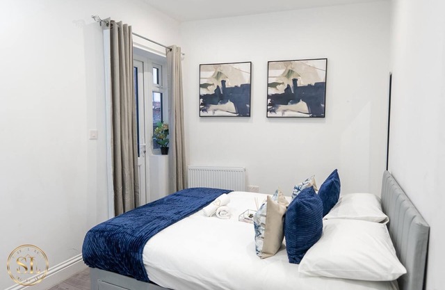 Stunning city centre apartment with street parking