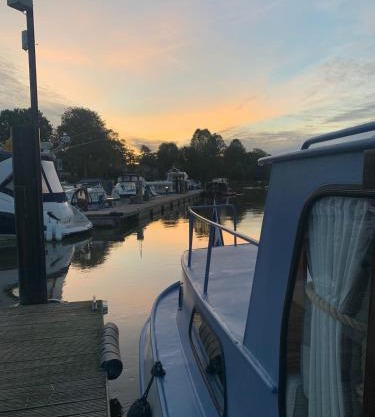 Stunning Classic Dutch Barge near Henley & Marlow