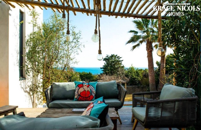 Stunning contemporary villa just a few steps from the beach