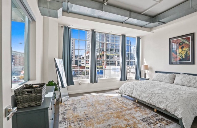 Stunning DTLA Gem 2bed w/pool, gym, & parking