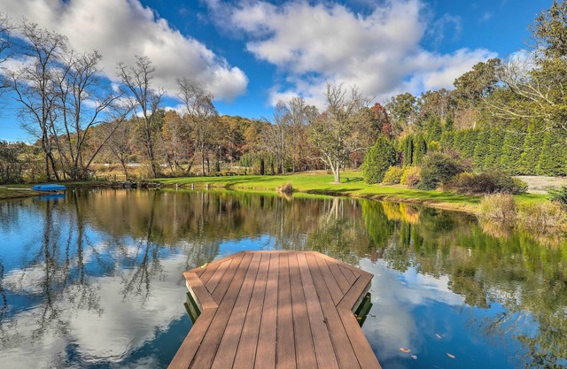 Stunning Fletcher Home: Hot Tub + Fire Pit!