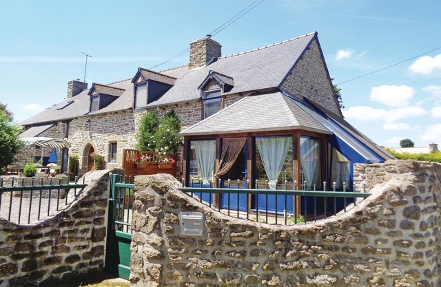 Stunning home in Bréhand with WiFi
