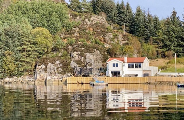 Stunning home in Fitjar with WiFi
