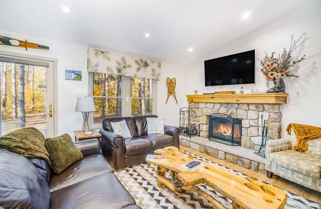 Stunning home w/golf course views plus private deck near resort amenities