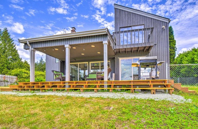 Stunning Hood Canal Getaway with Private Deck!