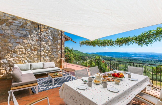 Stunning villa for 10 guests with WIFI, A/C, TV, patio and panoramic view