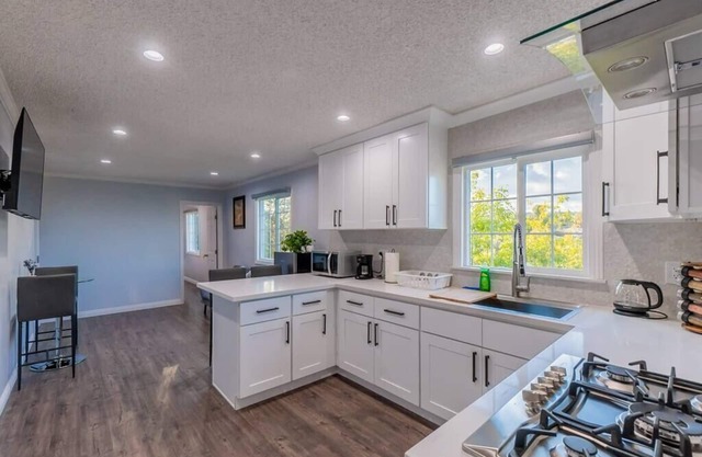 Stunning LA Luxury Retreat: Ideal for Work or Play