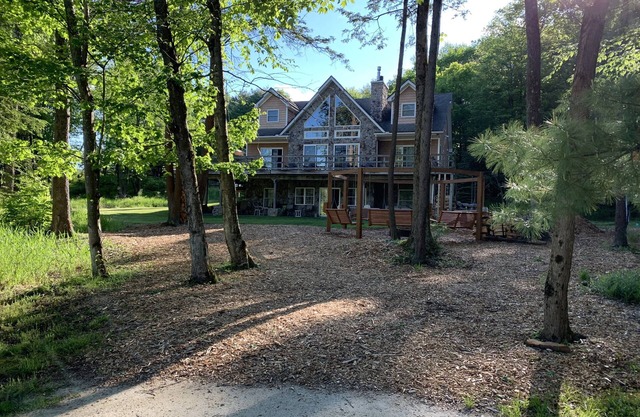 Stunning Lake Front Home, Near Ski Slopes, Fireplace, Hot Tub, Firepit, Boats
