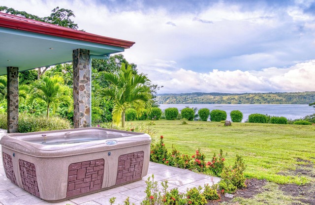 Stunning Lake & Volcano Views - HOT TUB!