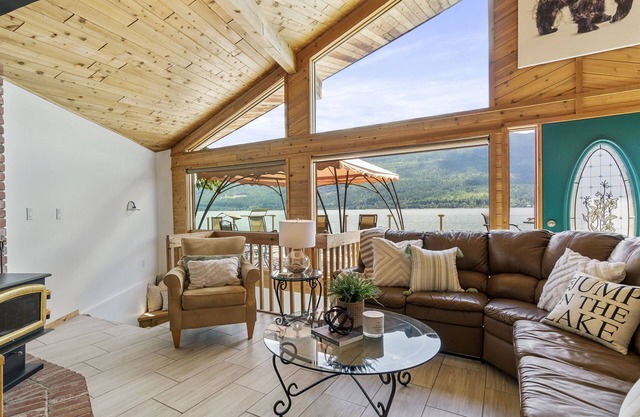 Stunning Lakefront Cabin with Private Beach & Dock on Shuswap Lake!