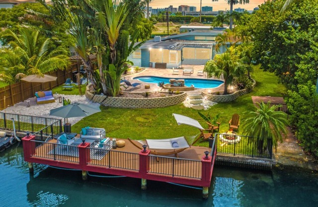 Stunning Lakefront Miami Pool House -Aventura Mall