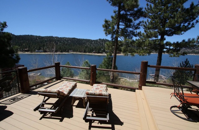 Stunning Lakefront Home, Game Room, Hot Tub, Fire Pit, 100 ft. Beach, Deep Water