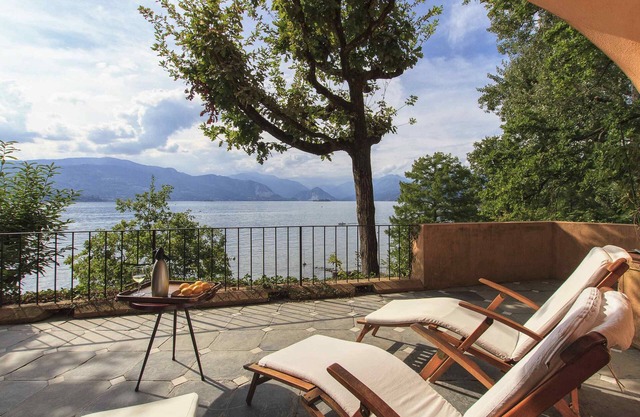 Stunning Lakefront Villa With Amazing Views