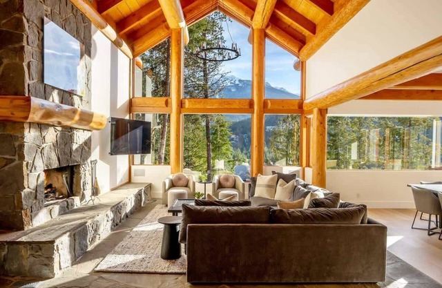 Stunning Log Chalet w/Mtn View, Air Con & Hot Tub