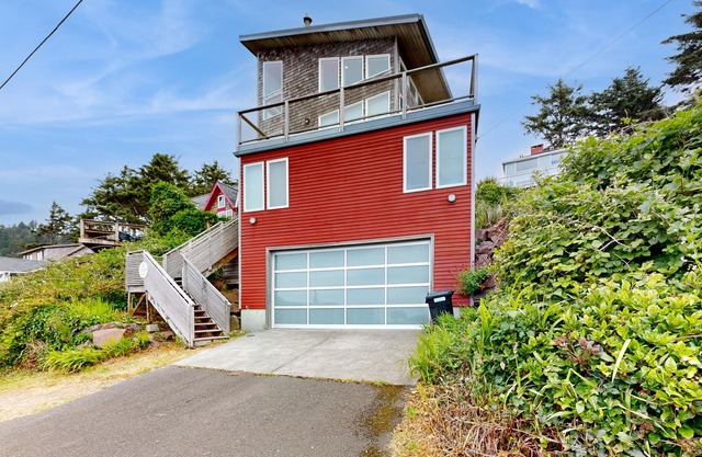 Stunning & Modern Oceanview Home - 1.5 Blocks from the Beach