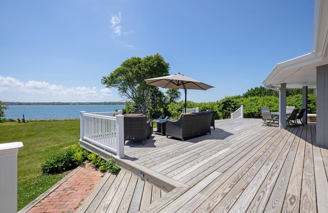 Stunning Montauk Lake View 3 Bdrm Home w/Lake Access & Hot Tub