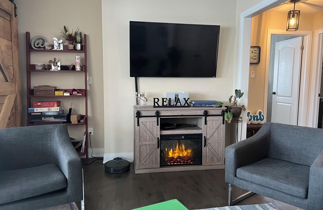 Stunning Muskoka Oak Bay Golf Course - Port Severn Townhouse sleeps 8 free wifi