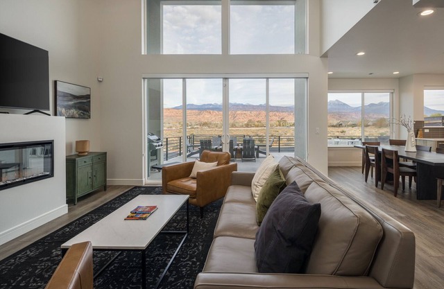 Stunning New 4 bedroom home minutes to Arches