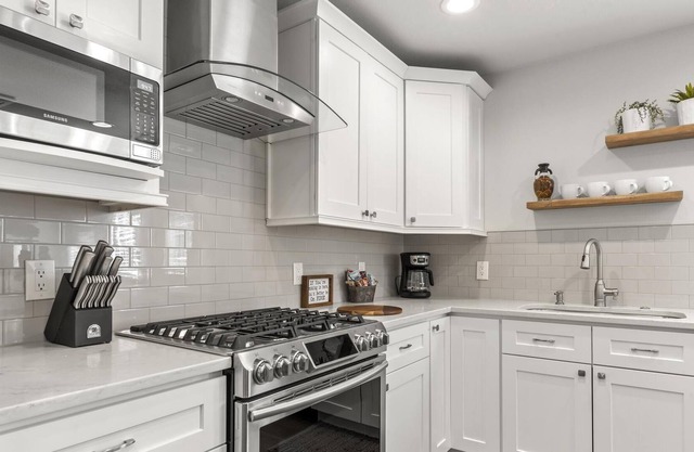 Stunning, One-Bedroom Apartment. Steps from Denver City Park! Very walkable!