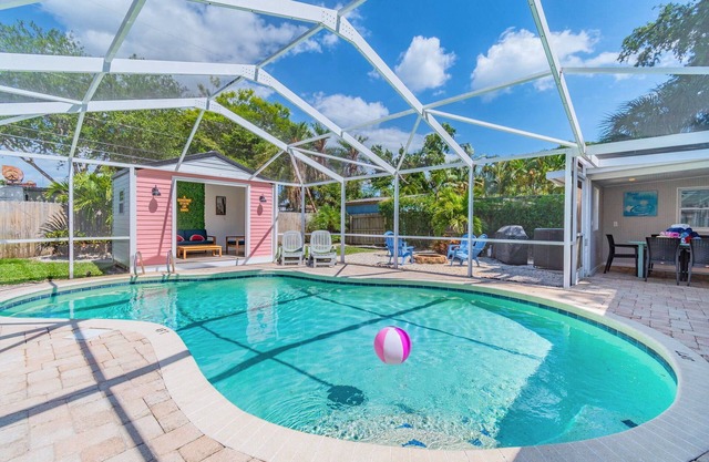 Stunning Pool home with TWO Pool Cabanas + Guest Bungalow-Sleeps 14!