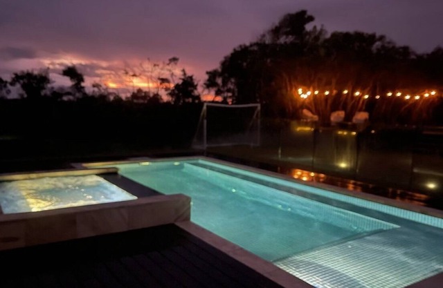 Stunning private getaway, 6 minute walk to the beach