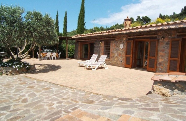 Stunning private villa for 6 guests with A/C, WIFI, TV, patio, pets allowed and panoramic view