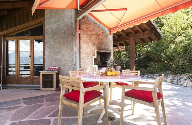 Stunning private villa with WIFI, private pool, TV, terrace, pets allowed and panoramic view