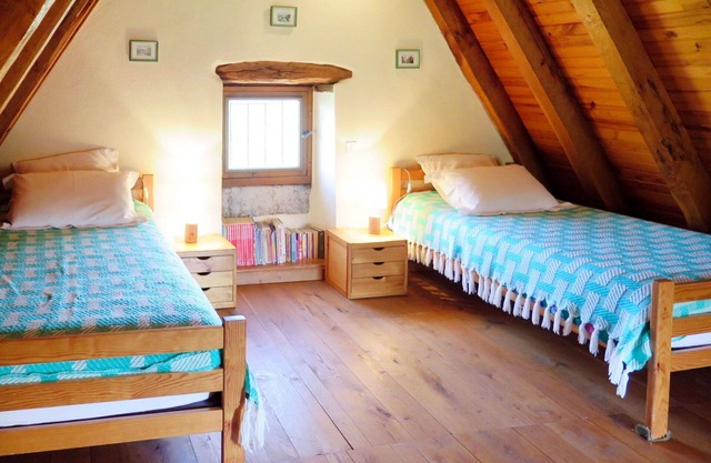 Stunning private villa for 4 guests with TV, terrace, pets allowed, panoramic view and parking
