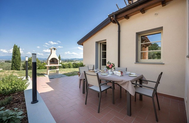 Stunning private villa with WIFI, A/C, pets allowed, panoramic view and parking, close to Florence