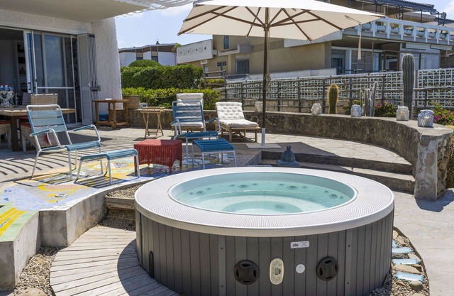 Stunning private villa for 8 guests with WIFI, A/C, hot tub, TV, terrace and pets allowed