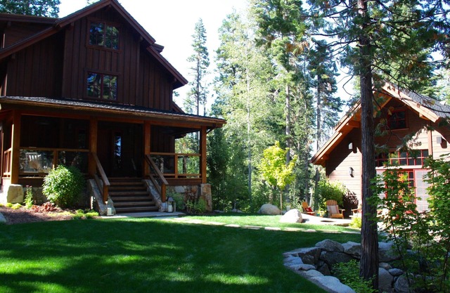 Stunning Private Compound with Hot Tub, Lake Access, Flat Lawn, Ski in/out