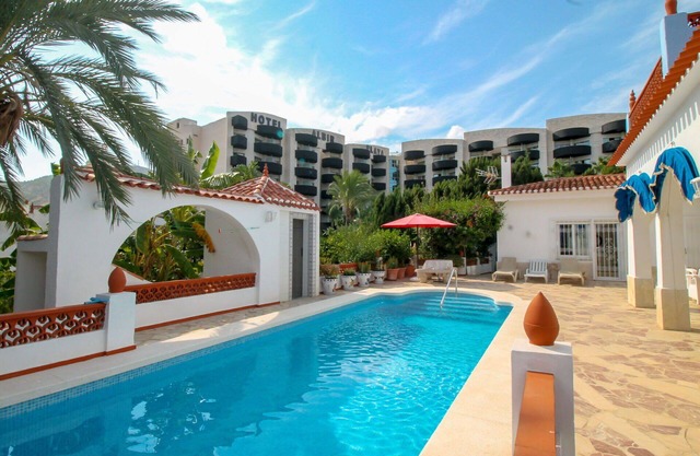 Stunning private villa for 8 people with WIFI, A/C, private pool, TV and terrace