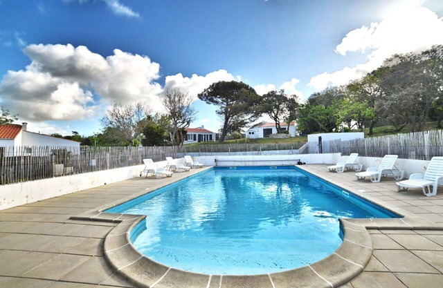 Stunning private villa for 6 guests with WIFI, pool and TV