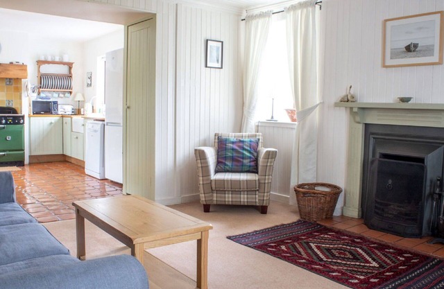 Stunning private villa for 6 guests with WIFI, TV, terrace, pets allowed, panoramic view and par.