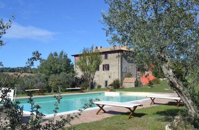Stunning private villa for 18 people with WIFI, private pool, patio and pets allowed